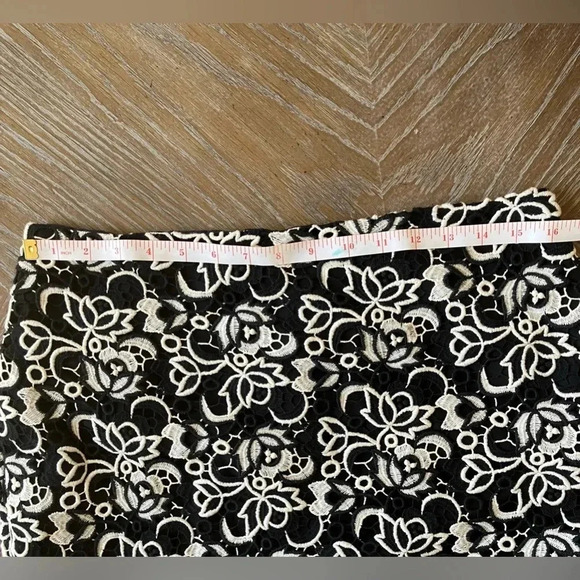 Talbots Skirt Black @ White Floral Embroidered Lace Overlay Lined Pencil Size 10 - Picture 2 of 6
